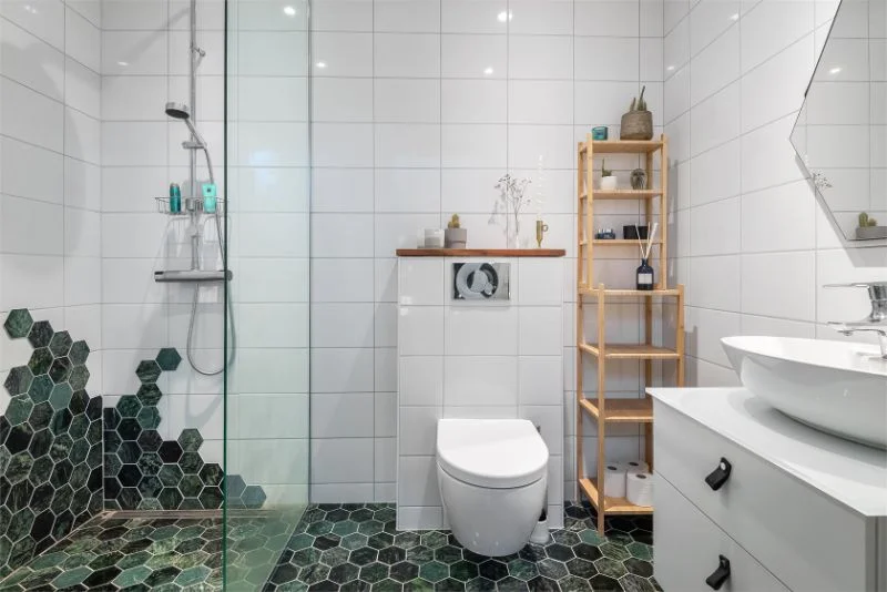 20. Ombyggnad av fo╠erra╠ed till badrum med nytt klinker i stuga