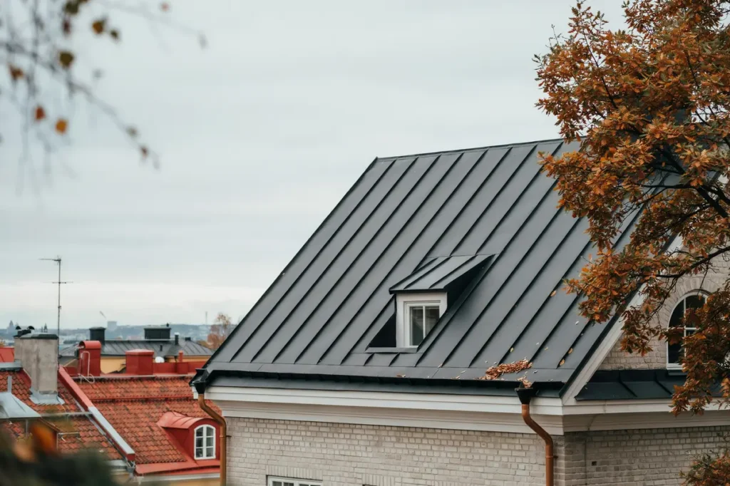 takrenovering och takbyte p villa i bandhagen h gdalen